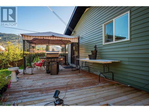 625 11Th Avenue, Montrose, BC - Outdoor With Deck Patio Veranda With Exterior