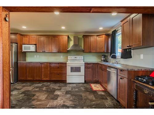 625 11Th Avenue, Montrose, BC - Indoor Photo Showing Kitchen