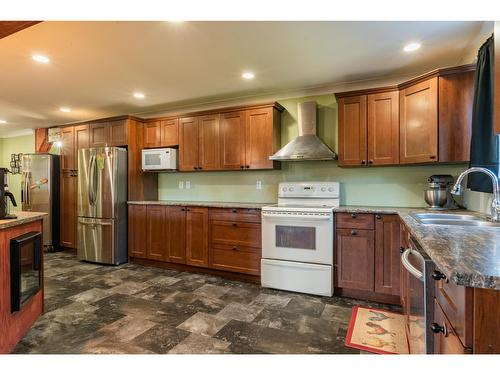 625 11Th Avenue, Montrose, BC - Indoor Photo Showing Kitchen With Double Sink