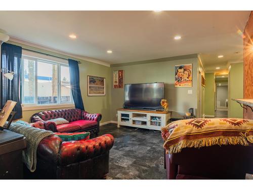 625 11Th Avenue, Montrose, BC - Indoor Photo Showing Living Room