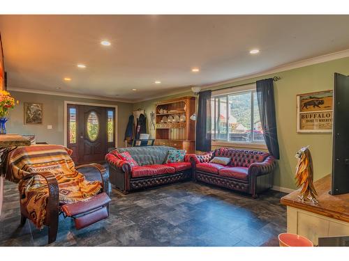 625 11Th Avenue, Montrose, BC - Indoor Photo Showing Living Room