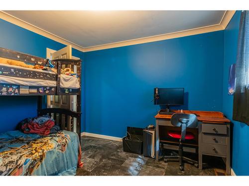 625 11Th Avenue, Montrose, BC - Indoor Photo Showing Bedroom