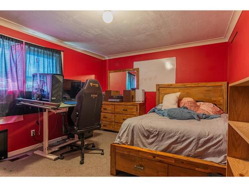 625 11Th Avenue, Montrose, BC - Indoor Photo Showing Bedroom