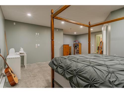 625 11Th Avenue, Montrose, BC - Indoor Photo Showing Bedroom