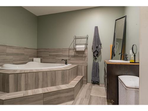 625 11Th Avenue, Montrose, BC - Indoor Photo Showing Bathroom