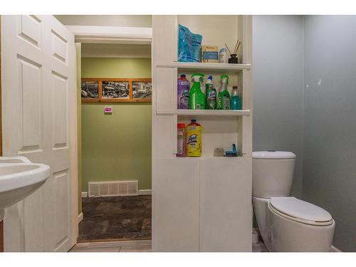 625 11Th Avenue, Montrose, BC - Indoor Photo Showing Bathroom