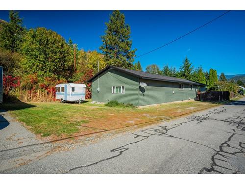 625 11Th Avenue, Montrose, BC - Outdoor