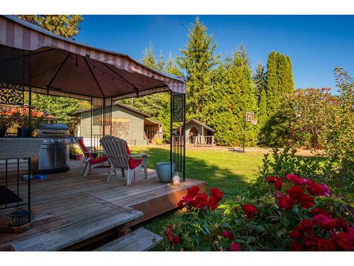 625 11Th Avenue, Montrose, BC - Outdoor With Deck Patio Veranda