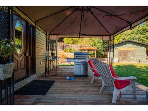 625 11Th Avenue, Montrose, BC - Outdoor With Deck Patio Veranda With Exterior