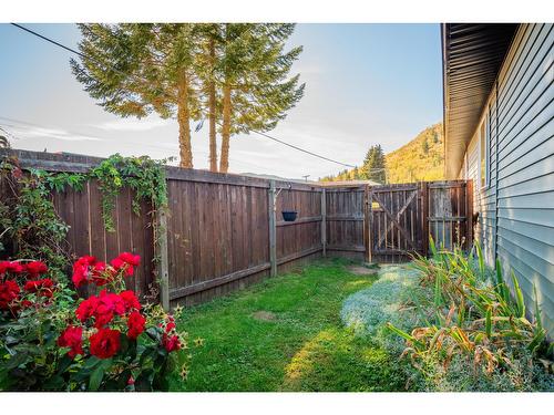 625 11Th Avenue, Montrose, BC - Outdoor