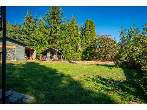 625 11Th Avenue, Montrose, BC - Outdoor