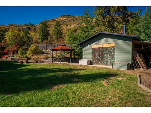 625 11Th Avenue, Montrose, BC - Outdoor