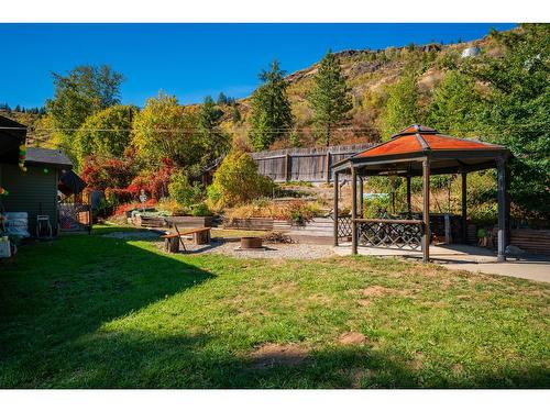 625 11Th Avenue, Montrose, BC - Outdoor With Backyard