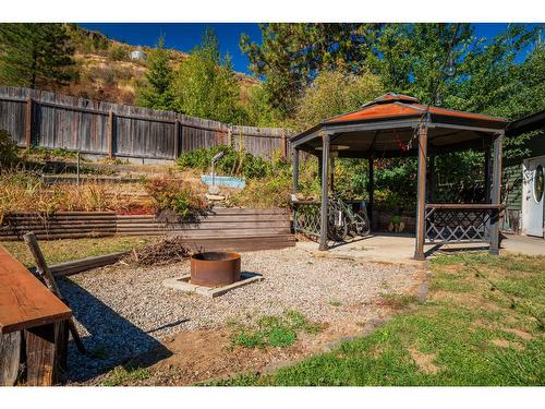 625 11Th Avenue, Montrose, BC - Outdoor With Backyard