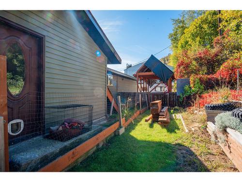 625 11Th Avenue, Montrose, BC - Outdoor