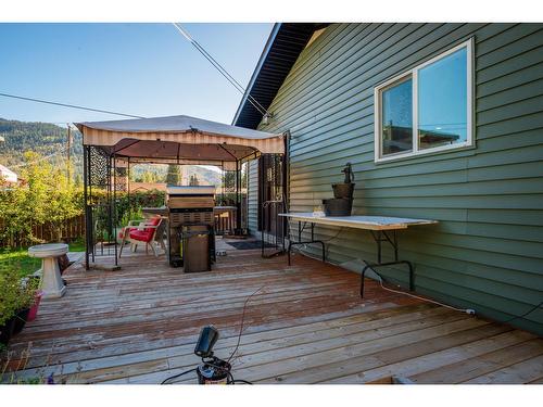 625 11Th Avenue, Montrose, BC - Outdoor With Deck Patio Veranda With Exterior