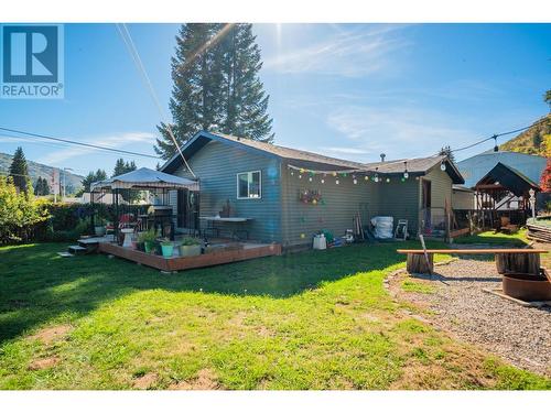 625 11Th Avenue, Montrose, BC - Outdoor