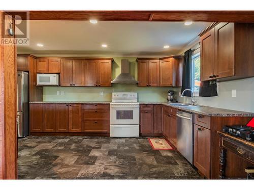 625 11Th Avenue, Montrose, BC - Indoor Photo Showing Kitchen