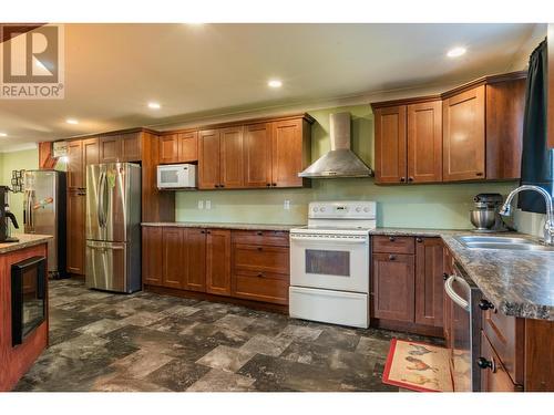 625 11Th Avenue, Montrose, BC - Indoor Photo Showing Kitchen With Double Sink