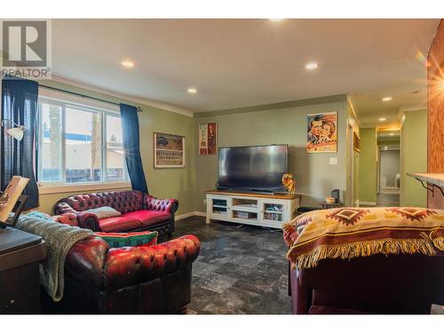 625 11Th Avenue, Montrose, BC - Indoor Photo Showing Living Room