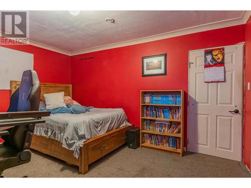 625 11Th Avenue, Montrose, BC - Indoor Photo Showing Bedroom