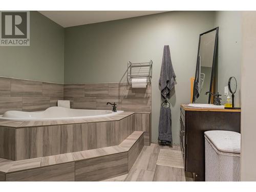 625 11Th Avenue, Montrose, BC - Indoor Photo Showing Bathroom