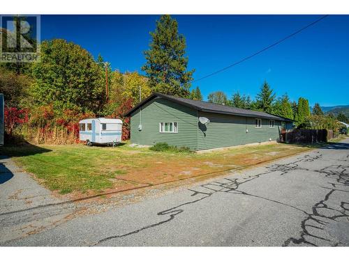 625 11Th Avenue, Montrose, BC - Outdoor