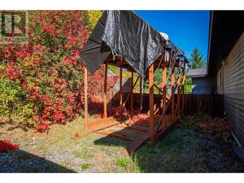 625 11Th Avenue, Montrose, BC - Outdoor