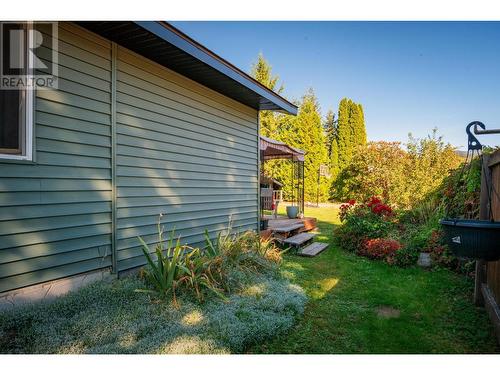 625 11Th Avenue, Montrose, BC - Outdoor