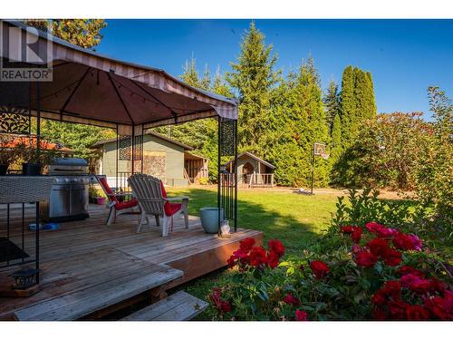 625 11Th Avenue, Montrose, BC - Outdoor With Deck Patio Veranda