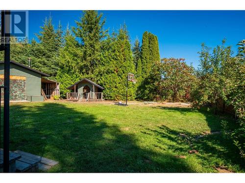 625 11Th Avenue, Montrose, BC - Outdoor