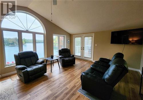 112 Bay Shore Drive, Bancroft, ON - Indoor Photo Showing Living Room