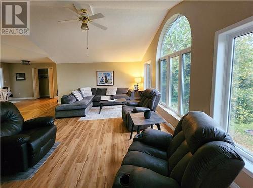 112 Bay Shore Drive, Bancroft, ON - Indoor Photo Showing Living Room