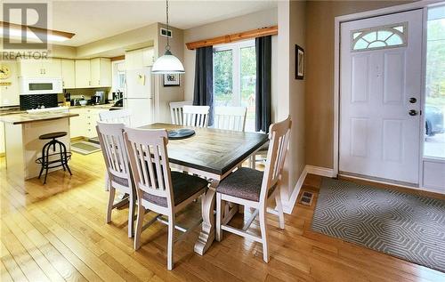 112 Bay Shore Drive, Bancroft, ON - Indoor Photo Showing Dining Room