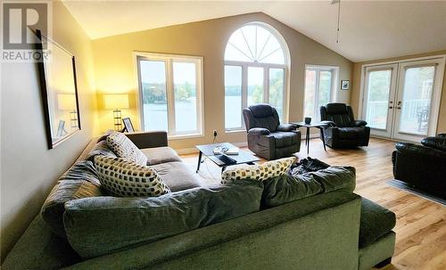 112 Bay Shore Drive, Bancroft, ON - Indoor Photo Showing Living Room