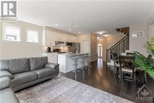 318 Cosanti Drive, Stittsville, ON - Indoor Photo Showing Living Room