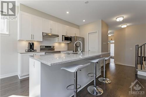 318 Cosanti Drive, Stittsville, ON - Indoor Photo Showing Kitchen With Upgraded Kitchen