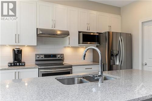 318 Cosanti Drive, Stittsville, ON - Indoor Photo Showing Kitchen With Stainless Steel Kitchen With Double Sink With Upgraded Kitchen