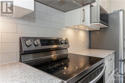 318 Cosanti Drive, Stittsville, ON - Indoor Photo Showing Kitchen With Stainless Steel Kitchen