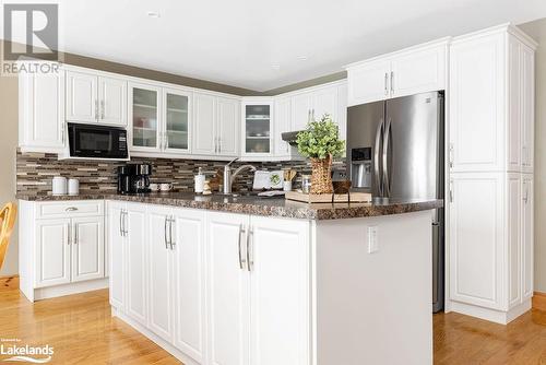 200 Edgemere Road E, Port Sydney, ON - Indoor Photo Showing Kitchen With Upgraded Kitchen