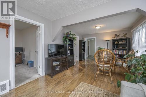 358 Dieppe Street, London, ON - Indoor Photo Showing Living Room