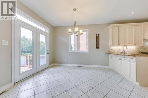 1492 Pinery Crescent, Oakville, ON - Indoor Photo Showing Kitchen