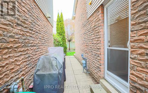 974 Raintree Lane, Mississauga, ON - Outdoor