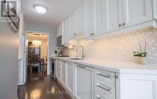 974 Raintree Lane, Mississauga, ON - Indoor Photo Showing Kitchen With Upgraded Kitchen