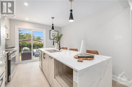 15 Cedarbank Avenue, Ottawa, ON - Indoor Photo Showing Kitchen With Upgraded Kitchen