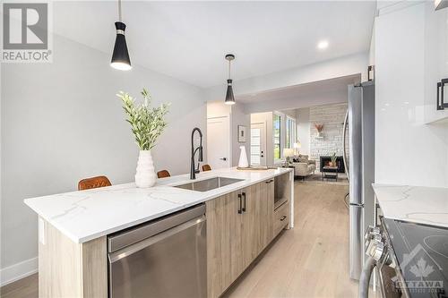 15 Cedarbank Avenue, Ottawa, ON - Indoor Photo Showing Kitchen With Upgraded Kitchen