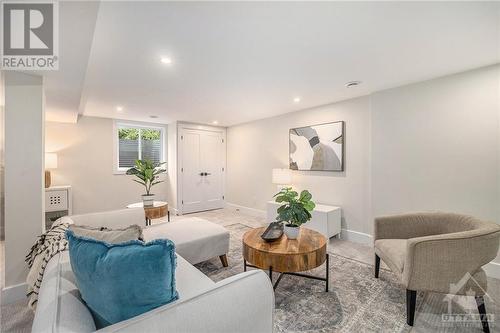 15 Cedarbank Avenue, Ottawa, ON - Indoor Photo Showing Living Room