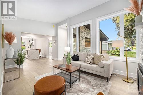 15 Cedarbank Avenue, Ottawa, ON - Indoor Photo Showing Living Room