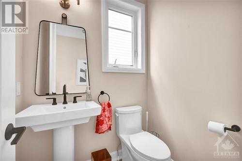 65 Pelham Crescent, Richmond, ON - Indoor Photo Showing Bathroom