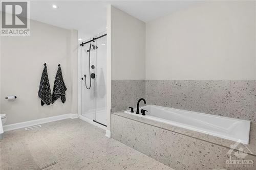 65 Pelham Crescent, Richmond, ON - Indoor Photo Showing Bathroom